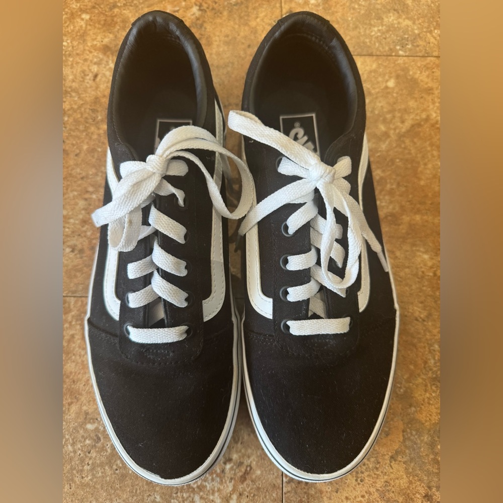 Vans Old Skool sneakers Women’s 9 black and white. Worn once